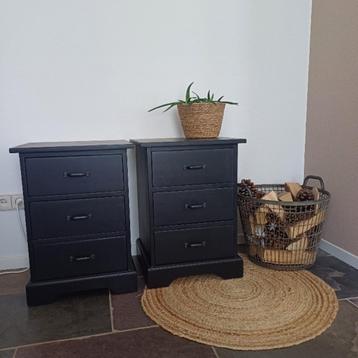2, zwarte, vintage, refurbished, nachtkastjes beschikbaar voor biedingen