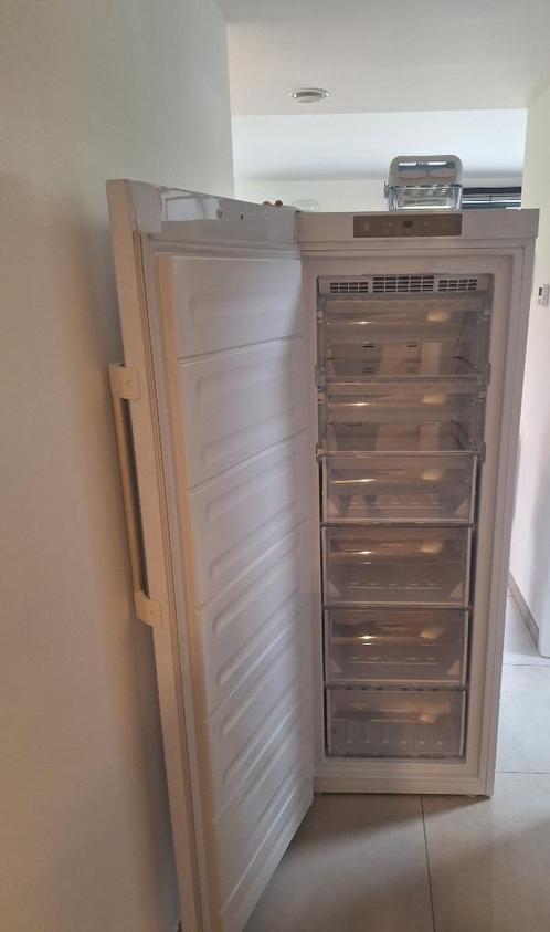 Whirlpool vrieskast zonder vriesvak 228l, Elektronische apparatuur, Vriezers en Diepvrieskisten, Gebruikt, Tussenbouw, Vrieskast