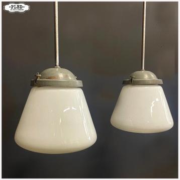 Oude opaalglazen pendellampen - lange stang -Art deco -130cm beschikbaar voor biedingen