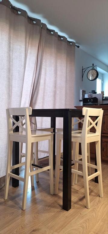Bartafel met witte stoelen beschikbaar voor biedingen