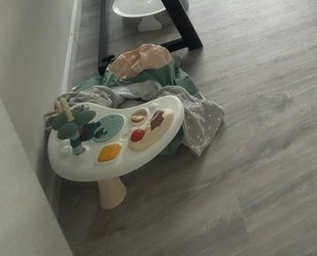 Kinderzit met speeltafel beschikbaar voor biedingen