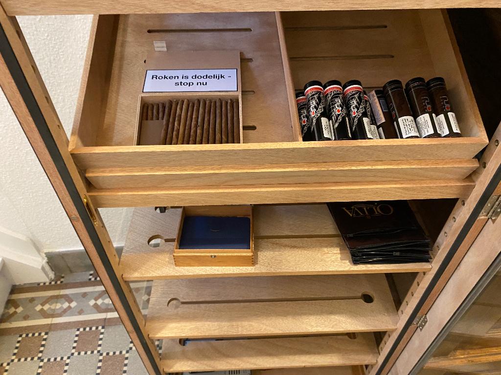 Humidor met inhoud (h 180 x b 65 x d 50), Huis en Inrichting, Kasten | Vitrinekasten, Gebruikt, 150 tot 200 cm, 50 tot 100 cm