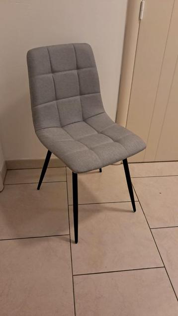 Eetkamerstoelen 4 of 8 stuks  25 euro per stuk licht grijs beschikbaar voor biedingen