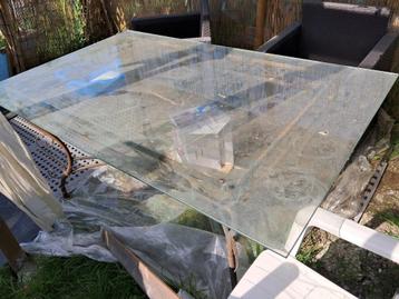 tafel met glazen blad beschikbaar voor biedingen