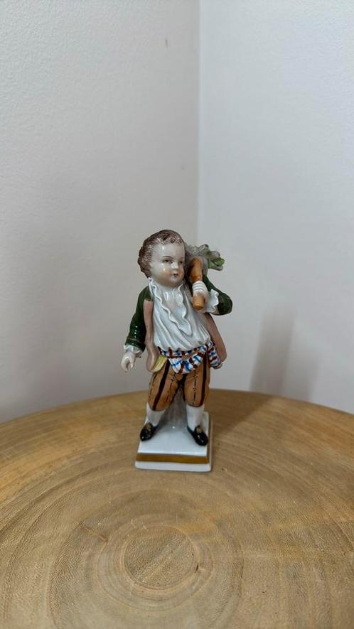 Jongen met knapzak van Sitzendorf, Verzamelen, Beelden en Beeldjes, Ophalen of Verzenden