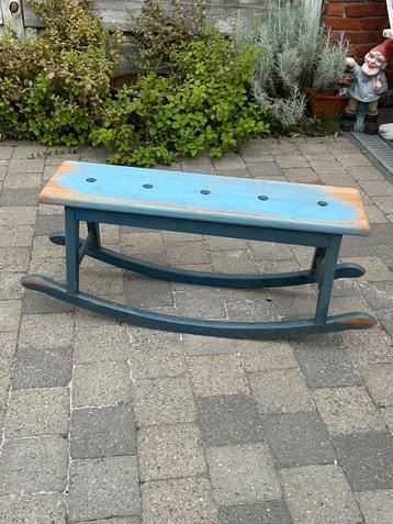 Houten balanceerbankje beschikbaar voor biedingen