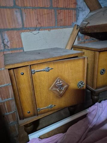 2 nachtkastjes + lage commode beschikbaar voor biedingen