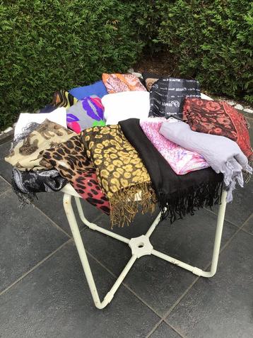Lot van 17 sjaals verschillende kleuren en maten beschikbaar voor biedingen