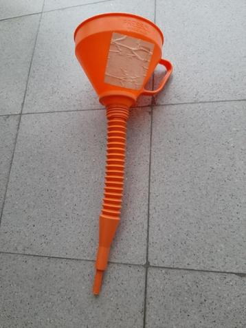 trechter pressol in polyethyleen in nieuwstaat beschikbaar voor biedingen