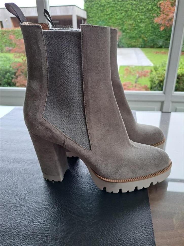Enkellaarsjes grijs/taupe maat 41, Kleding | Dames, Schoenen, Zo goed als nieuw, Lage of Enkellaarzen, Grijs, Ophalen of Verzenden