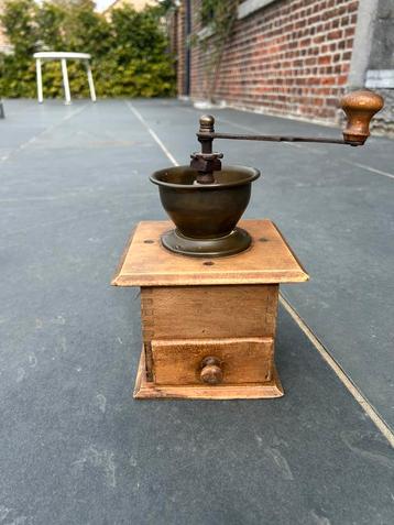Vintage koffiemolen beschikbaar voor biedingen