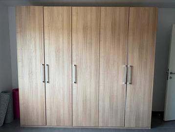 Kleerkast en commode beschikbaar voor biedingen