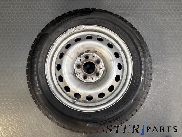 Kit jantes + pneus d'hivers d'un Mercedes Vito, Autos : Pièces & Accessoires, Pneus & Jantes, Véhicule de tourisme, -, 3 mois de garantie