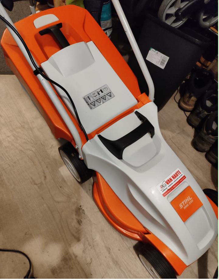 Kleine STIHL grasmachine RME 235, Jardin & Terrasse, Tondeuses à gazon, Stilh, Démarrage électrique, Enlèvement, Utilisé