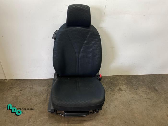 Siège droit d'un Toyota Yaris (Yaris 2 09-), Autos : Pièces & Accessoires, Habitacle & Garnissage, Toyota, Utilisé, 3 mois de garantie
