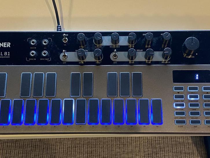 DONNER B1 SYNTH. [303], Muziek en Instrumenten, Synthesizers, Zo goed als nieuw, Overige aantallen, Overige merken, Met midi-aansluiting