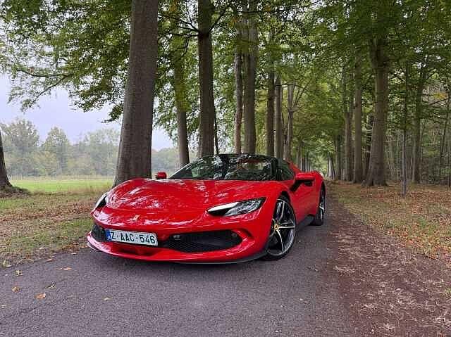 Ferrari 296 GTS Rosso Corsa / Carbon / Lift /Head -Up / PPF, Auto's, Cabriolet, Bedrijf, 2 zetels, USB