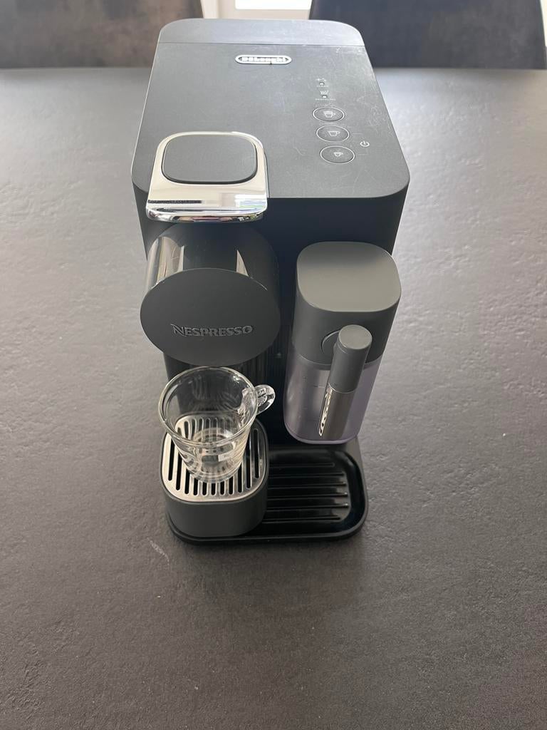 Delonghi nespresso koffiemachine met melk creamer, Elektronische apparatuur, Koffiezetapparaten, Zo goed als nieuw, Koffiemachine