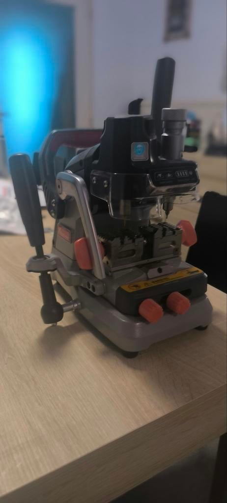 Xhorse Dolphin XP007 Tailleuse clé de voiture sur batterie