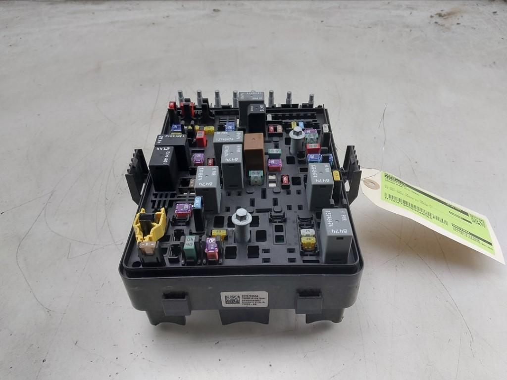 BOITIER FUSIBLES RAM 1500 Crew Cab (DS) (|68467638AA|), Autos : Pièces & Accessoires, Électronique & Câbles, Autres marques automobiles