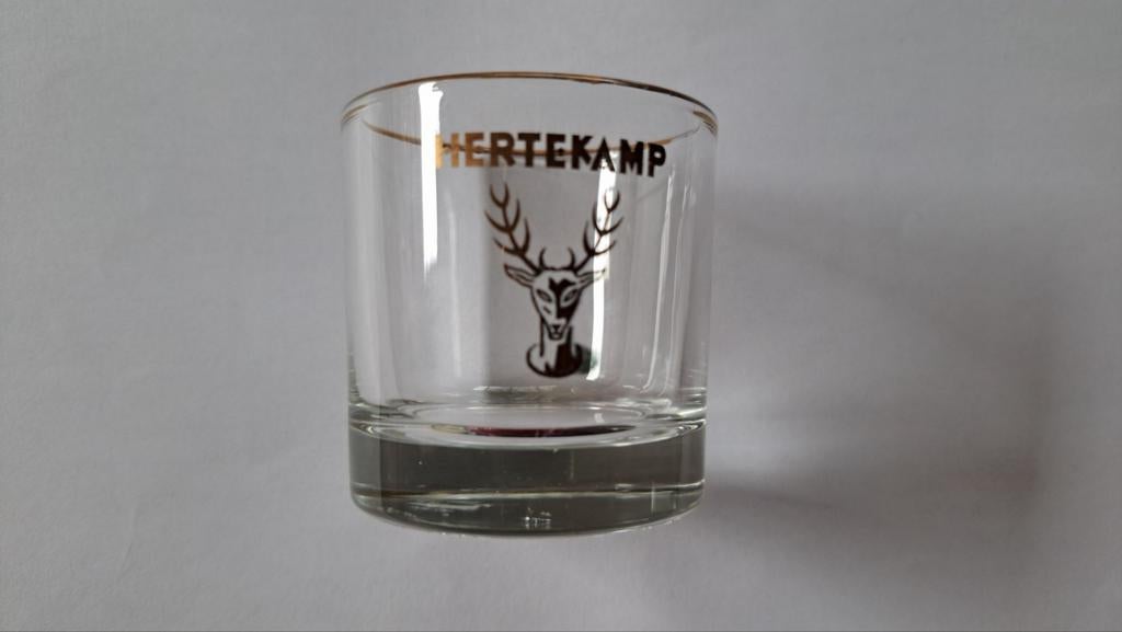 Verres à liqueur anciens, Enlèvement