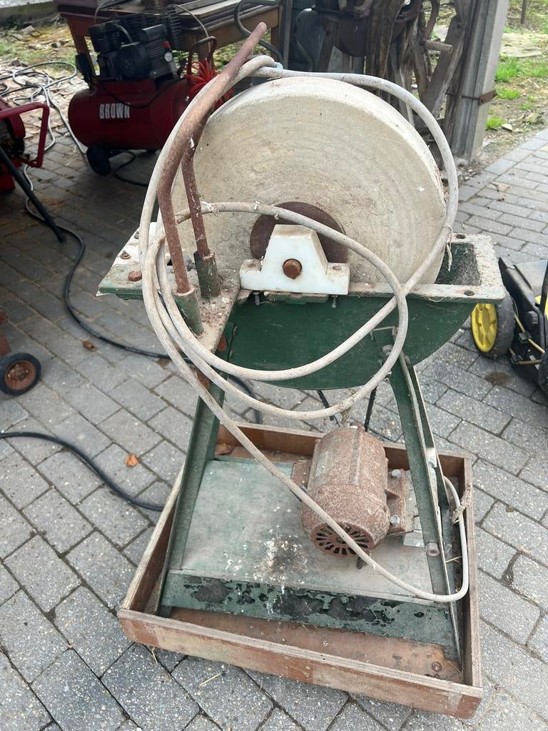 Slijpsteen met water., Zakelijke goederen, Landbouw | Werktuigen, Ophalen