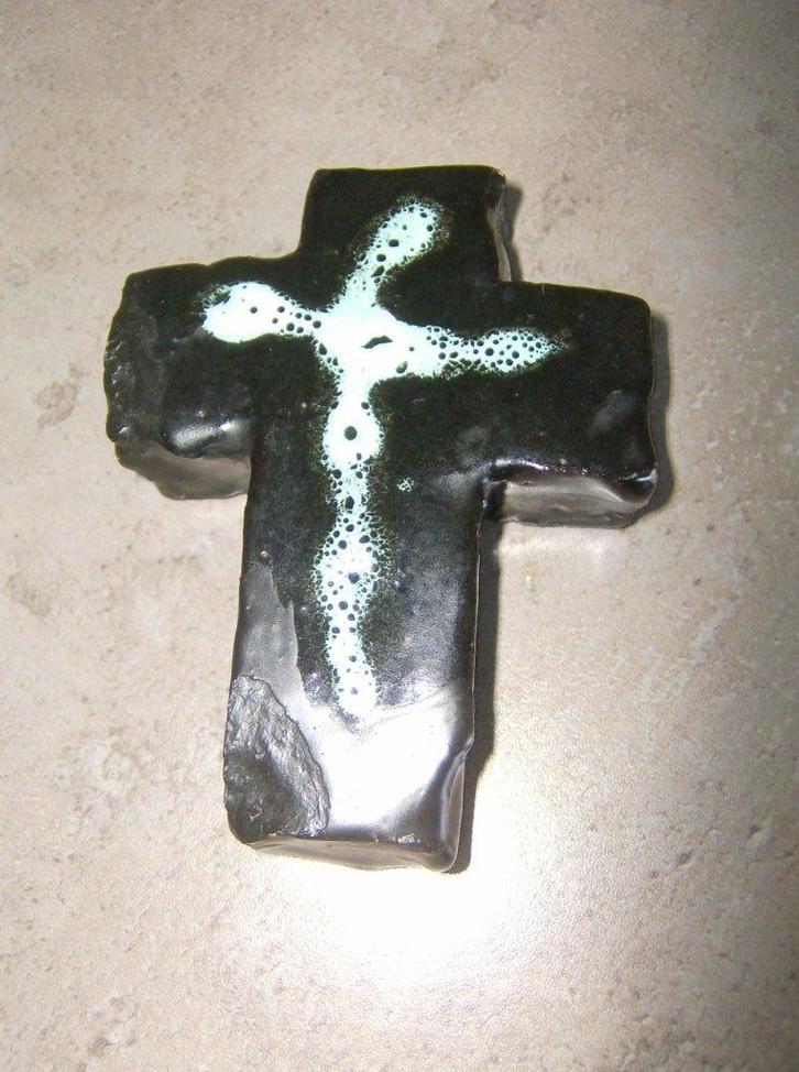 Keramisch modernistisch kruisbeeld van Piet Lemahieu -  PLEM, Antiek en Kunst, Antiek | Keramiek en Aardewerk, Ophalen of Verzenden