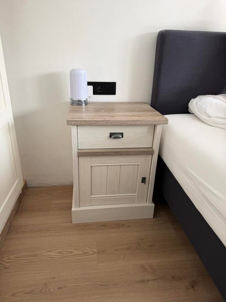 2 nachtkastjes York, nieustaat, Ophalen, Zo goed als nieuw