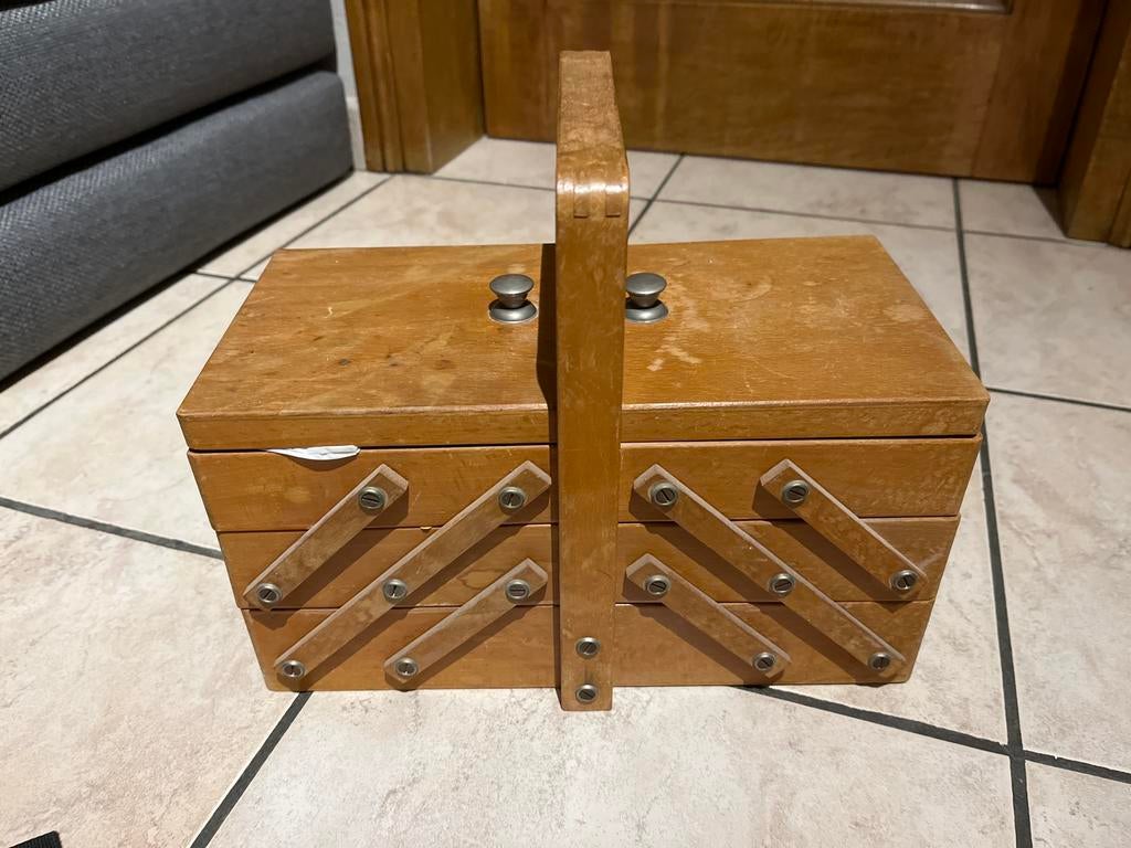 Boite a couture , travailleuse, Enlèvement ou Envoi, Comme neuf