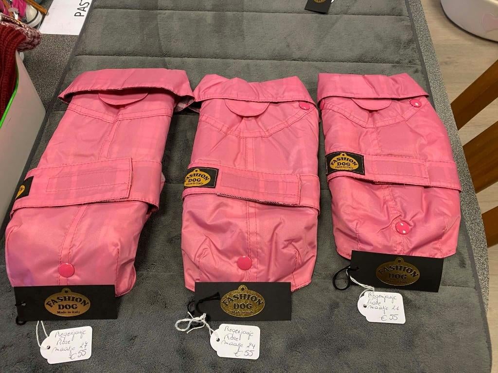 Leuke regenjasjes met uitneembaar warm dekje aan outlet., Dieren en Toebehoren, Hondenkleding, Ophalen of Verzenden, Nieuw, Hondenregenjas
