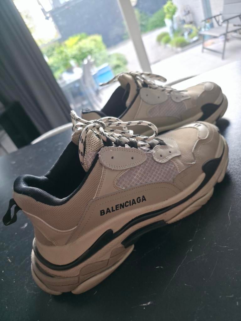 Balenciaga Triple S, Ophalen
