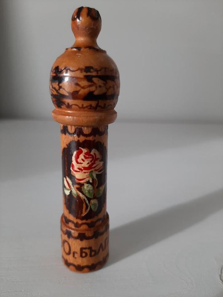 Vintage houten parfumflesje uit Bulgarije, Verzamelen, Parfumverzamelingen, Ophalen of Verzenden