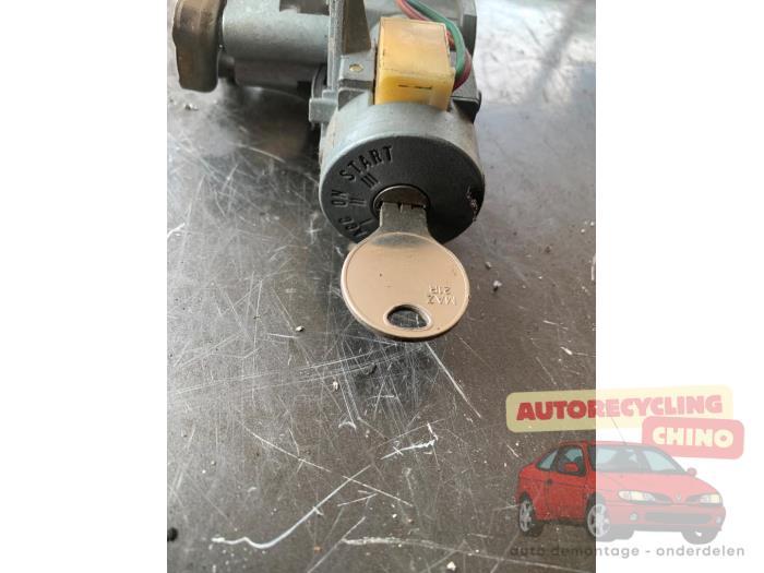 Serrure de contact + clé d'un Mazda 323, -, 3 mois de garantie, Mazda, Utilisé