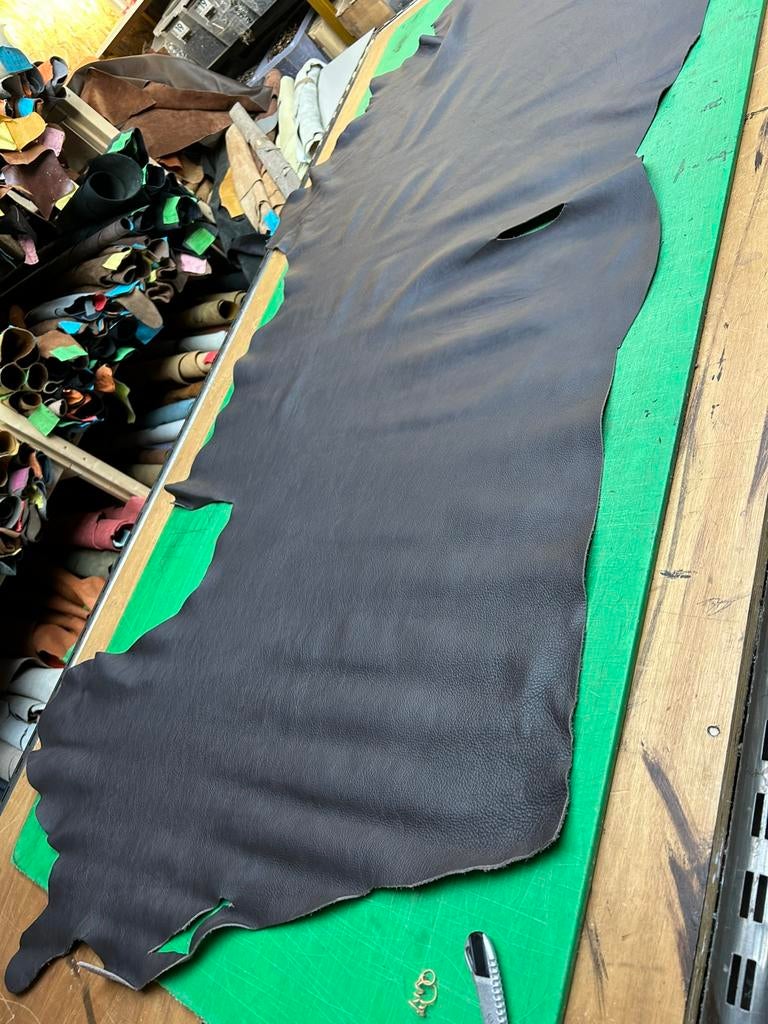 Donker bruin leer lap 1,5 mm dikte soepel A-227, Hobby en Vrije tijd, Stoffen en Lappen, Ophalen of Verzenden, Bruin