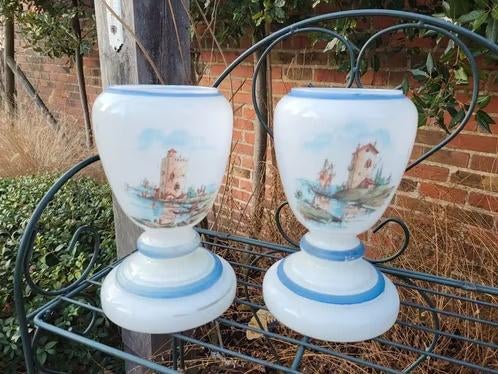 2 vazen in melkglas, Ophalen