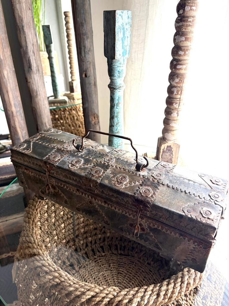 Oud Indisch koffertje, Ophalen