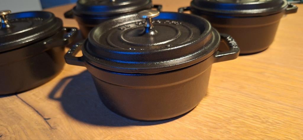 4x Staub cocotte 12cm nieuw en ongebruikt, Gietijzer, Nieuw, Ophalen of Verzenden, Keramische plaat