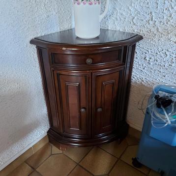 Hoekkast beschikbaar voor biedingen