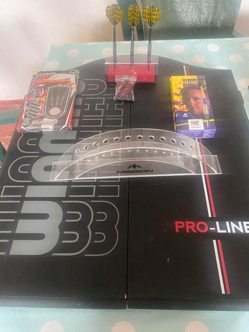 Winmau Dartskast met bord + 4 sets pijlen, Sport en Fitness, Darts, Zo goed als nieuw, Dartbord, Ophalen