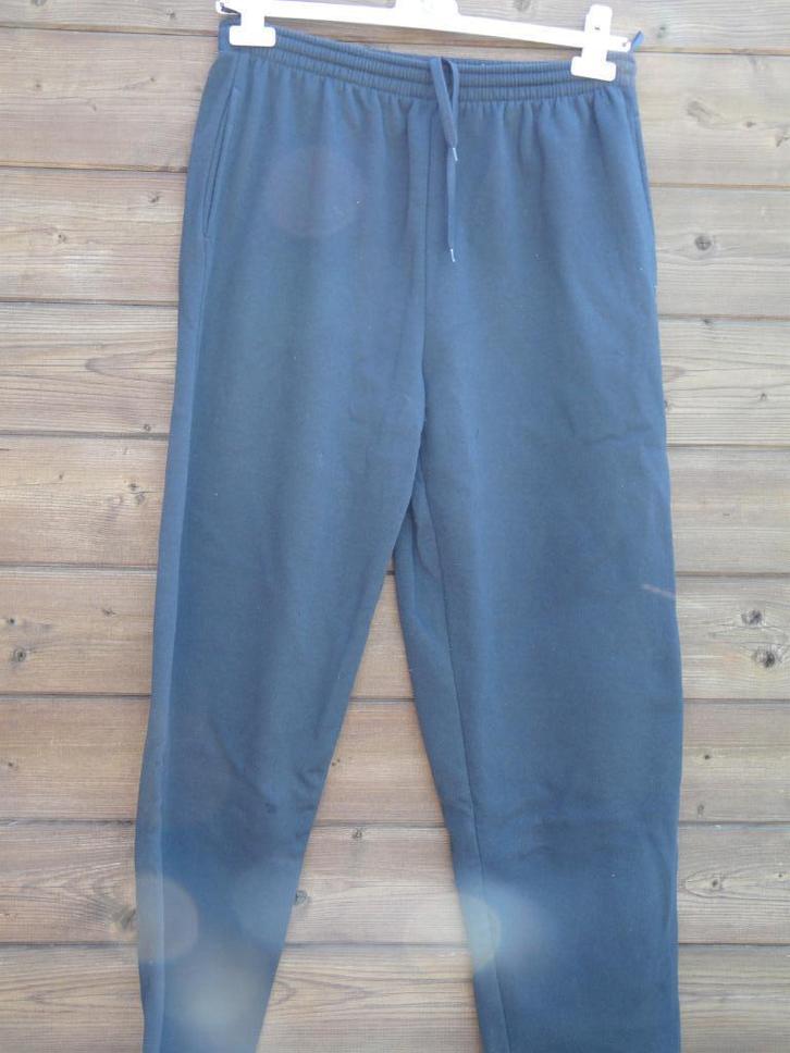 Blauwe en zwarte trainingsbroek maat L: prijs is per broek, Kleding | Heren, Sportkleding, Gedragen, Wandelen of Outdoor, Maat 52/54 (L)