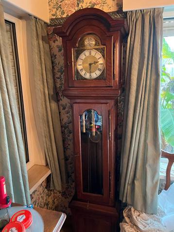 Antieke klok beschikbaar voor biedingen