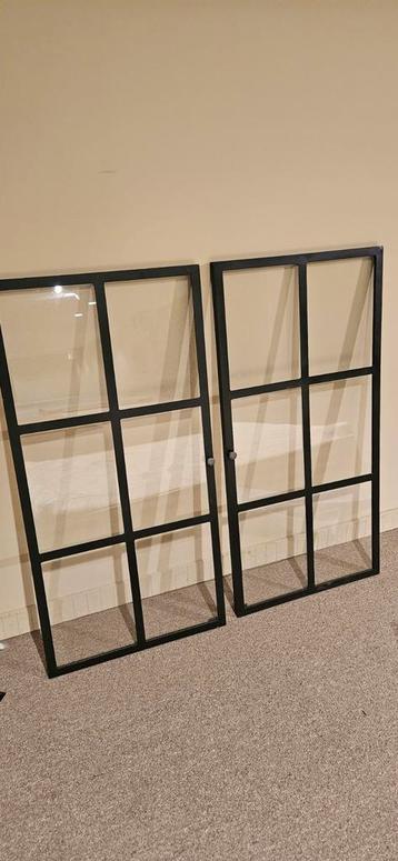 2 glaskaders 105 x 35 cm beschikbaar voor biedingen