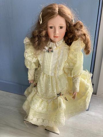 Porseleinen pop beschikbaar voor biedingen