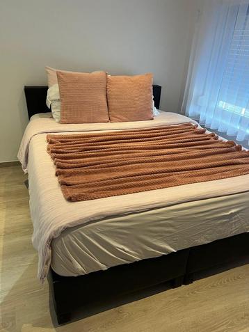 Zwarte lederen boxspring – 160x200 – in goede staat beschikbaar voor biedingen