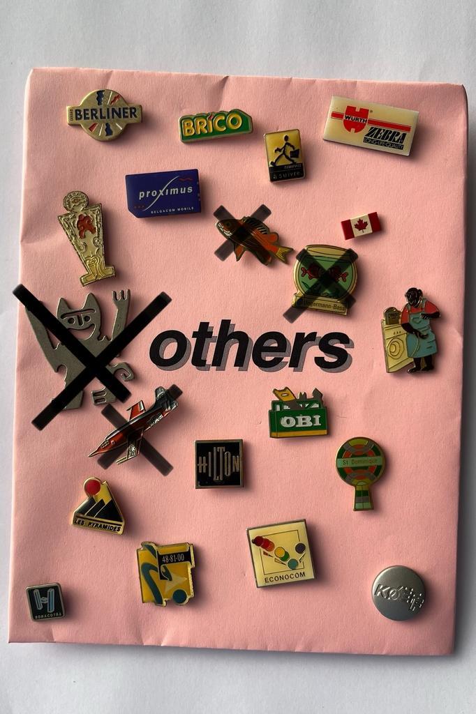 Pin’s marque Hilton Proximus Brico vintage des 90’s, Collections, Broches, Pins & Badges, Utilisé, Insigne ou Pin's, Marque, Enlèvement