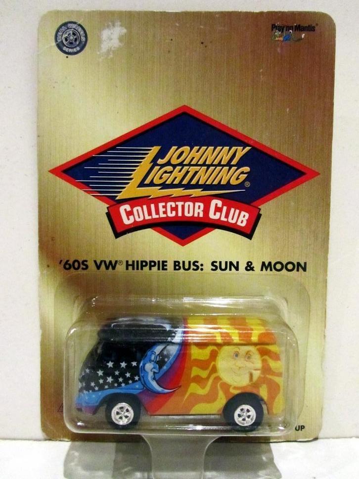 60s VW Hippie Bus Sun & Moon Johnny Lightning Collector Club, Hobby en Vrije tijd, Modelauto's | Overige schalen, Zo goed als nieuw