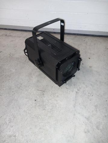 lot de 10 projecteurs de scène PC1000 ( plan convexe ) disponible aux enchères