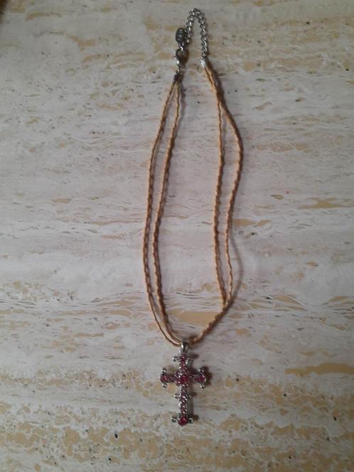 Halsketting met roze fijn touwtje met een Kruis Strass-steen, Handtassen en Accessoires, Kettingen, Zo goed als nieuw, Overige materialen