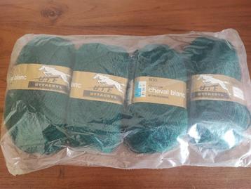 donkergroene wol, 4 bollen €1 per stuk beschikbaar voor biedingen