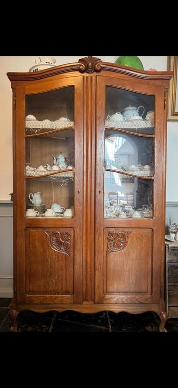 Ancien meuble vitrine , servant aussi de bibliothèque  beschikbaar voor biedingen